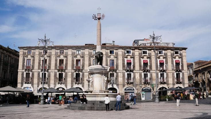 Catania, ancora scosse nella maggioranza: due consiglieri lasciano FdI per Forza Italia