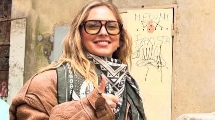 Chiara Ferragni pubblica una foto accanto alla scritta “Meloni dux fascista”
