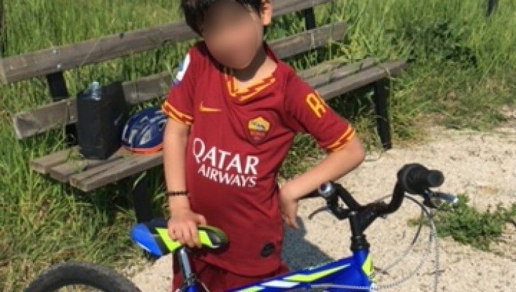 Gli rubano la bici, la polizia stradale la ritrova: "Un'emozione riportarla al bambino di 8 anni"