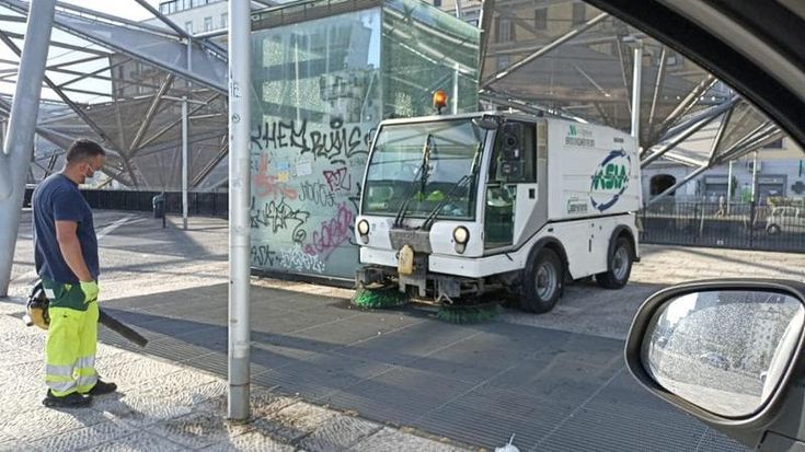 Napoli, maxi intervento di pulizia in piazza Garibaldi dopo il reportage di Repubblica