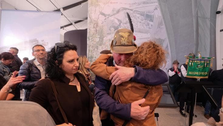 Gli Alpini al memoriale di Ponte Morandi, deposta una corona di fiori per le vittime