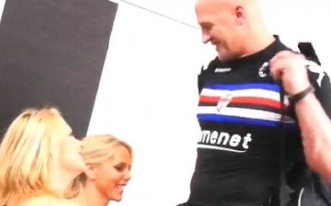 L'attore porno recita con la maglia della Samp