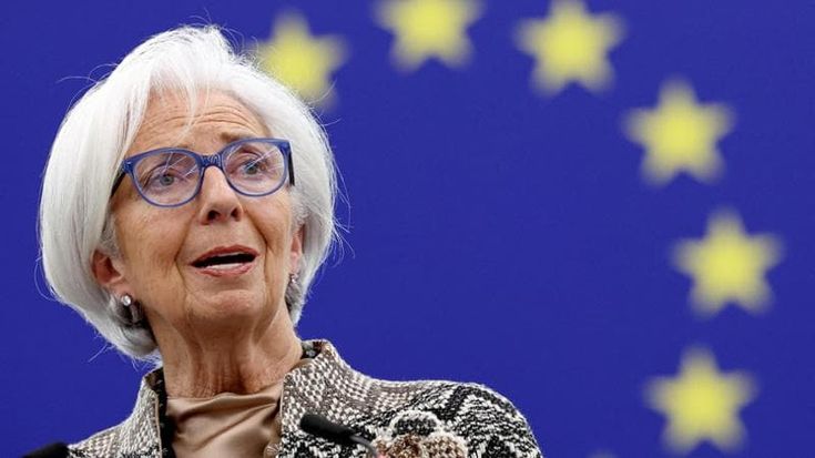 La Bce lascia tassi al 4,5% e taglia stime su inflazione. Lagarde: indipendenti da Fed