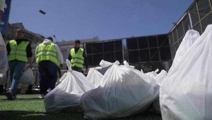 Libano: a Beirut il campo da calcio dei bambini si trasforma in un centro di aiuti per gli sfollati