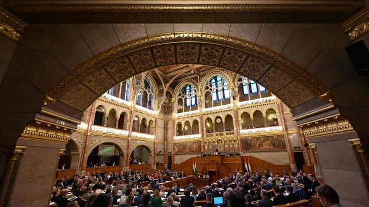 Ungheria, Magyar cancella le norme anti-Lgbtq+ di Orbán. L’Ue sblocca 4,2 miliardi di euro congelati