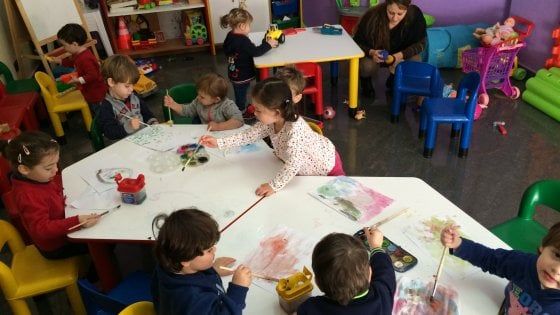 Milano, in coda per l’asilo: senza posto a settembre quasi 3mila bambini. Scatta la tassa di iscrizione 