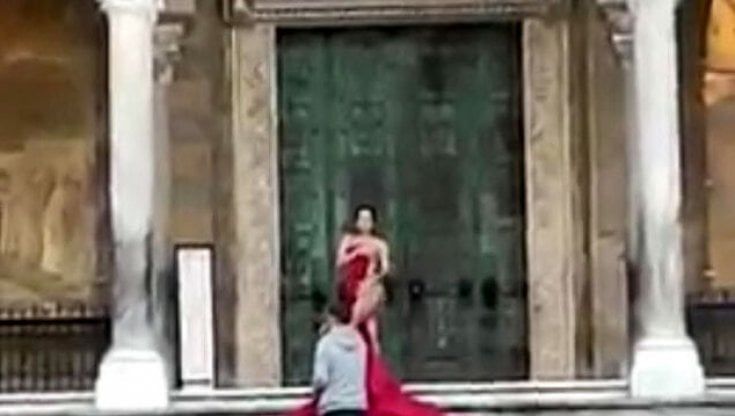 Amalfi, turista posa nuda per alcune foto ricordo sulle scale del Duomo: denunciate tre persone