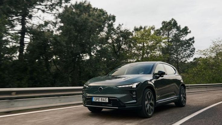 Volvo EX60, per la prima volta alla guida si conversa con l'Intelligenza artificiale. La prova