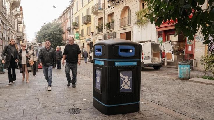 In via Paolo Sarpi arrivano i "super cestini” contro la movida selvaggia: grandi più del doppio di quelli normali