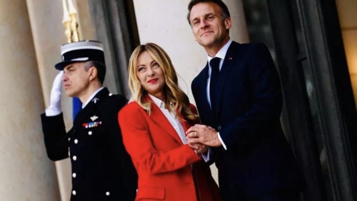 Meloni e Macron, polemiche, sgarbi e baci. Le relazioni pericolose fino al bilaterale di Antibes