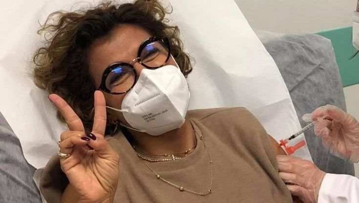 Rianimatrice di Bari si vaccina ed esulta: "Cosa c'è nel siero antiCovid? I baci e gli abbracci dimenticati, le gite, gli anziani a capotavola a Natale"