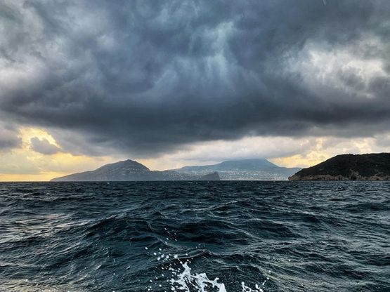 Ischia, aria di bufera: la foto da mare cattura nuvole e suggestioni
