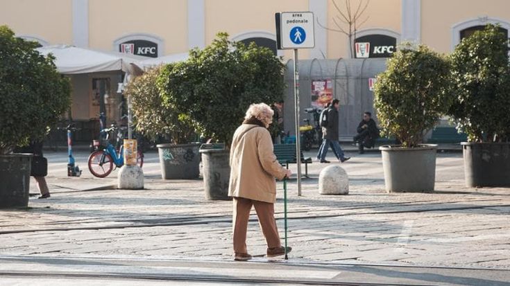 Milano città dei solitari: quasi un abitante su due anziano o straniero. Sei su dieci sono single