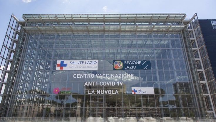 Vaccino, un caso i richiami spostati dalla Nuvola AstraZeneca. La Regione chiarisce: "Confermate data e ora"