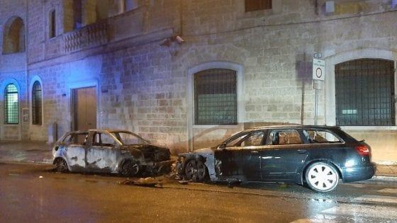 Gioia del Colle, rogo distrugge due auto della caserma dei carabinieri: è stata autocombustione