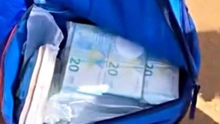 Gettano in mare 670 mila euro, davanti agli investigatori fanno scena muta