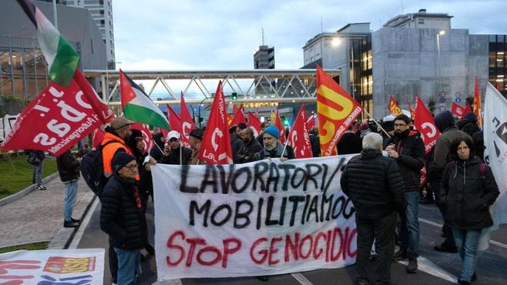 Portuali in presidio a Genova contro i carichi di armi destinate a Israele
