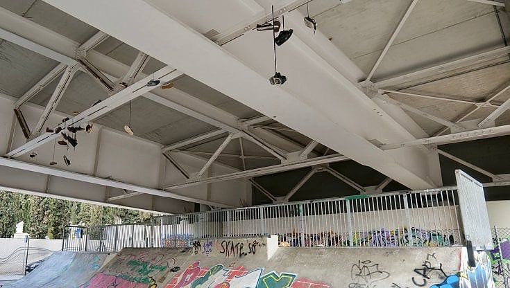 Bari, scarpe appese sotto le travi del ponte Adriatico: nello skate park il fenomeno "shoefiti"