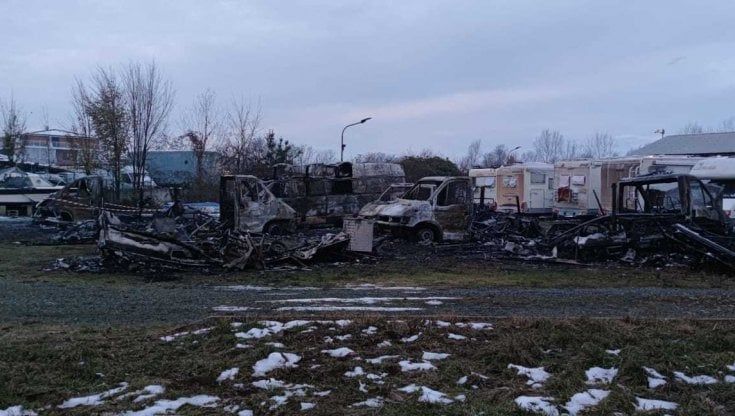 Incendio a Leinì, carbonizzati una decina di camper
