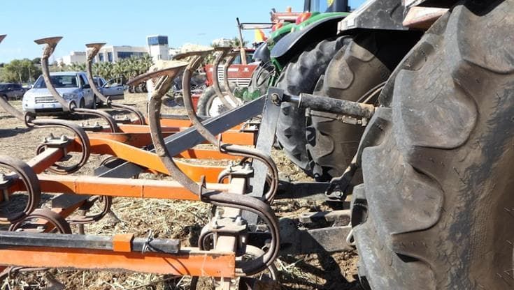 Caro gasolio, protesta degli agricoltori davanti al tribunale di Gela: “Pronti ai blocchi”