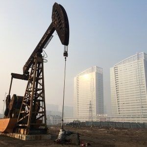 Borse Ue positive nonostante i timori sul commercio. Lo spread scende verso 230 punti 