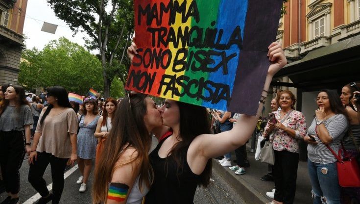 Il Pride si prepara per la sfilata e cita la Resistenza “Tacchi rotti eppur bisogna andar”