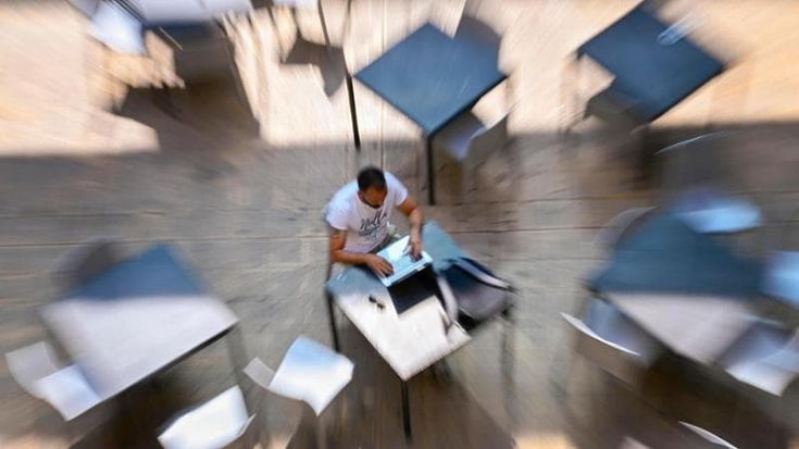 Soffocati dalle email, ma forse l’IA ci salverà