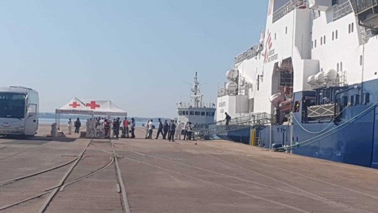 Migranti, a Taranto sbarcano i 659 profughi salvati al largo da Medici senza frontiere: "Dopo 9 giorni in mare: un tempo inaccettabile"
