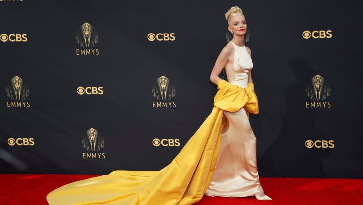 Tutti i look degli Emmy 2021, le regine della televisione sfilano sul red carpet