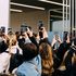 Fenomeno fan: chi sono le ragazze che si appostano fuori dalle sfilate inseguendo i loro idoli