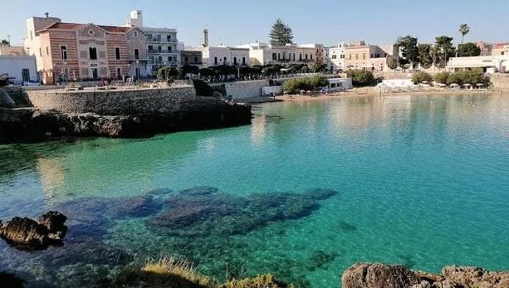Santa Maria al Bagno, turista tedesco si tuffa dagli scogli ma il fondale è troppo basso: è grave