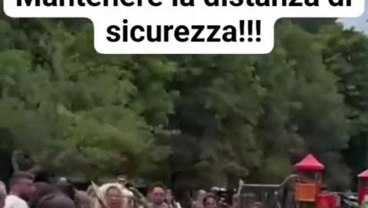 Scanno, cervi caricano due turisti in due giorni: il Comune pronto a vietare l'avvicinamento