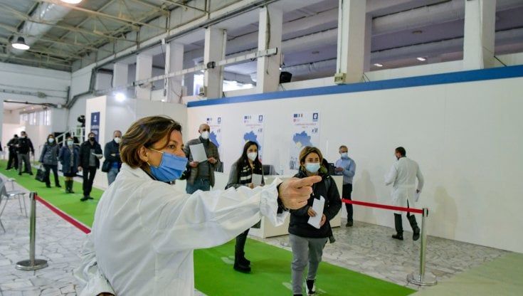 Vaccini anche di notte, somministrazioni no stop