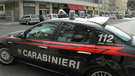 "Non spettegolate su mia moglie": e li minaccia con la pistola
