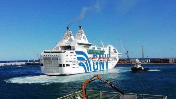 Vacanze 2023, i trasporti. Viaggiare costerà di più in treno. Prezzi in discesa per traghetti e auto privata