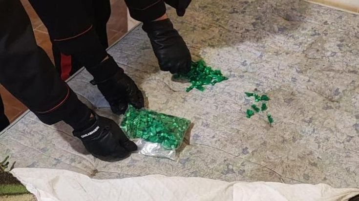 Donna agli arresti domiciliari per droga nasconde l’amante e un chilo di cocaina nell’armadio