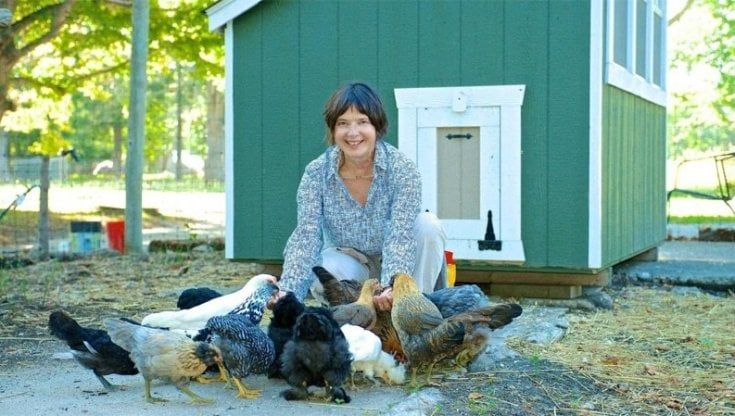 Isabella Rossellini: “Vivo con tanti cani e 1500 galline. Nella mia fattoria sono rinata”  