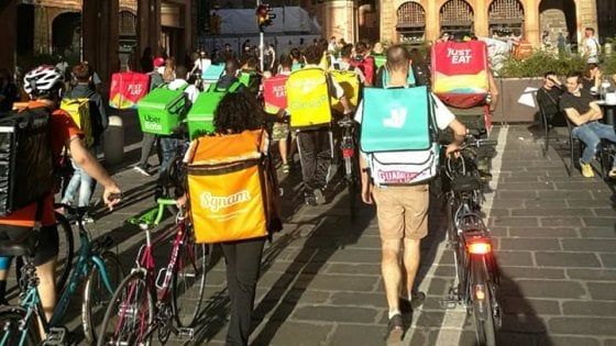 Bologna, la protesta dei Riders: "Stasera non si consegna"