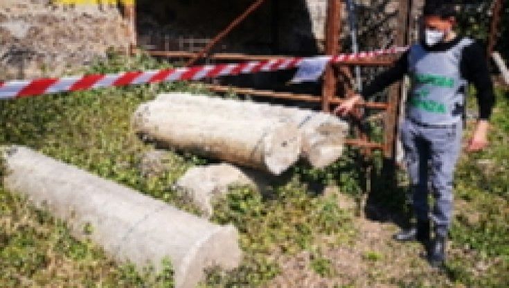 Caserta, reperti archeologici di epoca romana in un'officina