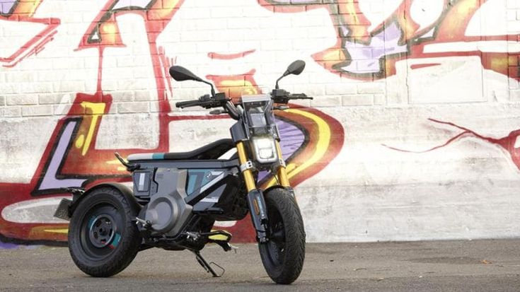 Bmw CE 02, lo scooter elettrico che non t’aspetti: un po’ e-bike e un po’ moto