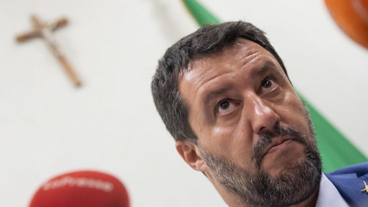 Salvini, l’ultima mossa del leader che per sopravvivere  vuole unire il centrodestra