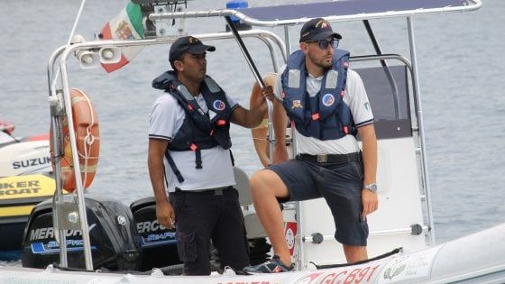 Cilento, gommone in fiamme: si lanciano in mare e salvano bimbo di 21 mesi  