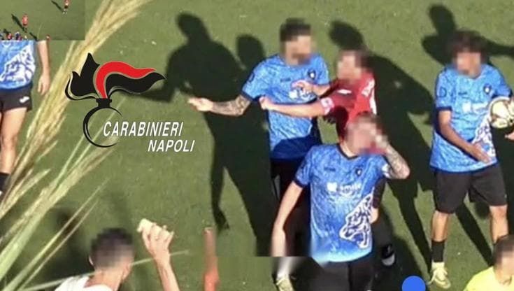 Arbitro di 19 anni ferito a Ischia con un mattone, denunciate 12 persone