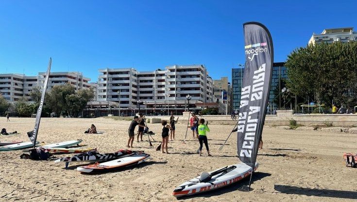 Bari, scuola di surf gratis per chi ha fra gli 8 e i 16 anni: corsi in spiaggia da aprile a settembre