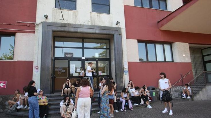 Medicina, addio al test di ingresso, ma a Genova mancano gli spazi: possibile il ricorso alle lezioni online