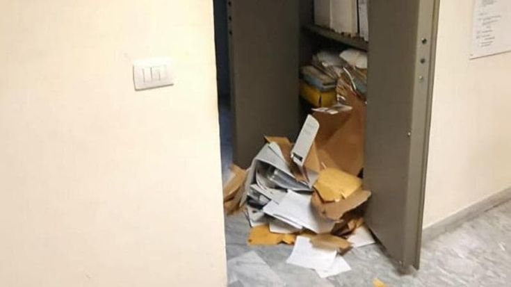 Terzigno, raid nel comune e in una scuola: rubati i computer e devastati gli uffici
