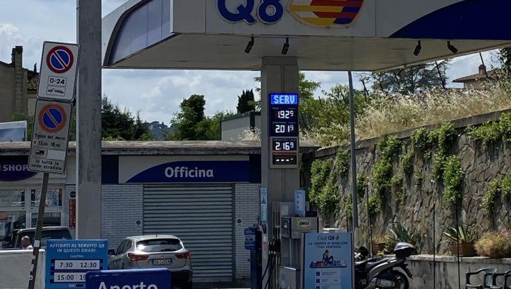 Benzina, la verde in modalità "self" torna sopra quota 2 euro. Il Pd propone un tetto per l'estate