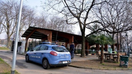 Senzatetto trovato morto su una panchina a Milano, aveva 64 anni