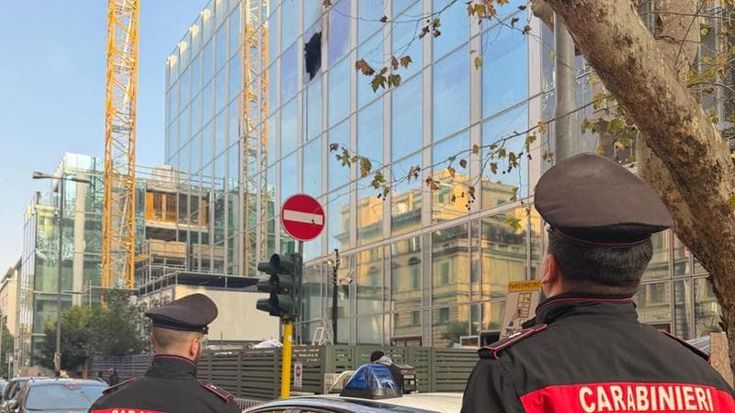 Fiamme al palazzo dell’Enel di viale Regina Margherita: l’edificio è in ristrutturazione