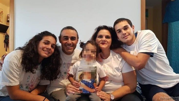 Roberta che a sei anni vorrebbe andare a scuola: "Nostra figlia ha una malattia rara, senza assistenza non può stare in classe"